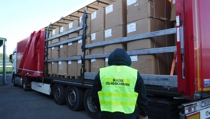 Niemal 11 ton kontrabandy w naczepie mercedesa