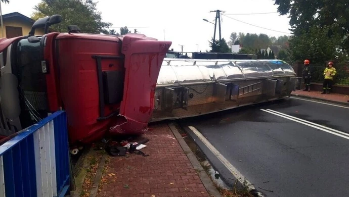 Przewrócona cysterna zablokowała drogę