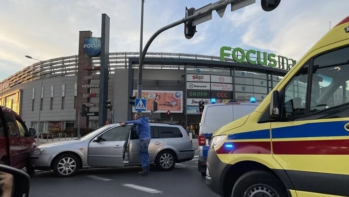 Wypadek w centrum Piotrkowa. Trzy osoby ranne