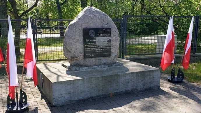 Odkrywamy znane i nieznane - Pomnik Żołnierzy Wyklętych w Piotrkowie