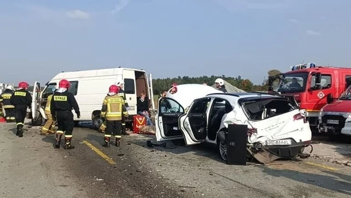 Poważny wypadek pod Piotrkowem i płonący radiowóz