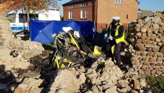 Uderzył w ogrodzenie plebanii. Zginął na miejscu (AKTUALIZACJA)