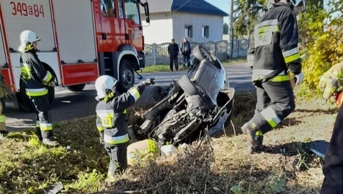 Groźne zderzenie dwóch fordów. Cztery osoby w szpitalu