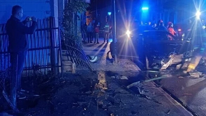 Nocne zderzenie z bramą. Kierowca był pijany