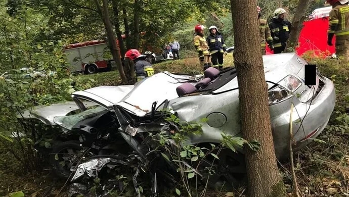 Dachowanie mazdy. Kierowca zginął na miejscu
