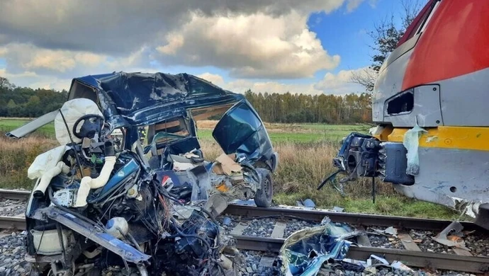 Tragedia na torach. Nie żyje kierowca transportera