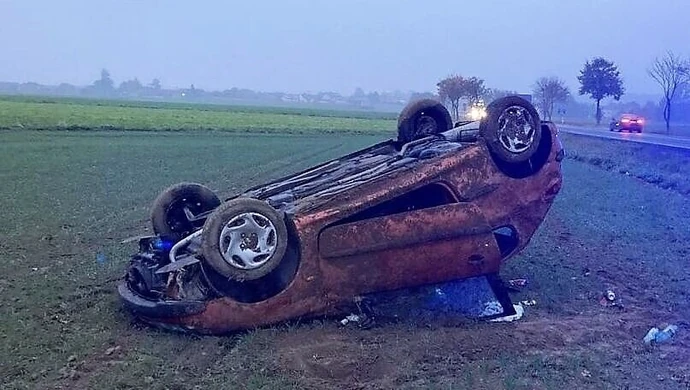 Peugeot dachował w polu. Kierowca miał 3 promile