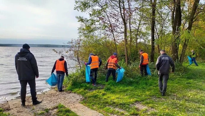 Więźniowie sprzątali brzegi zalewu