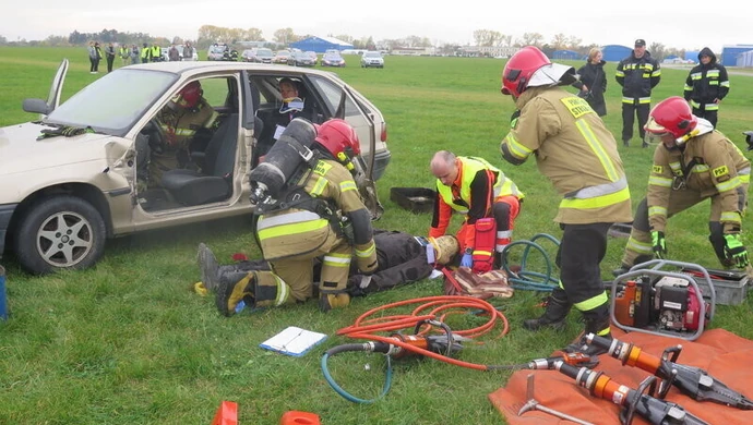 Na lotnisku samochód zderzył się z samolotem (ZDJĘCIA)