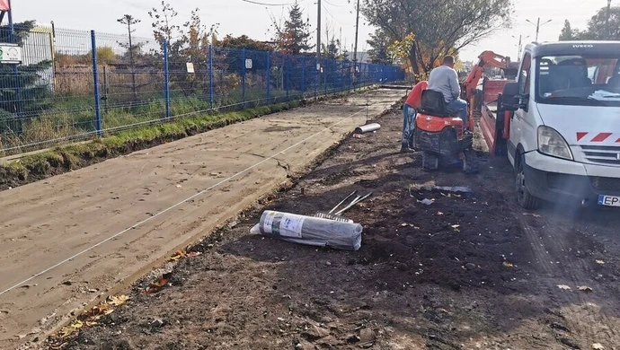 Powstaje ścieżka rowerowa i chodnik na ul. Żelaznej