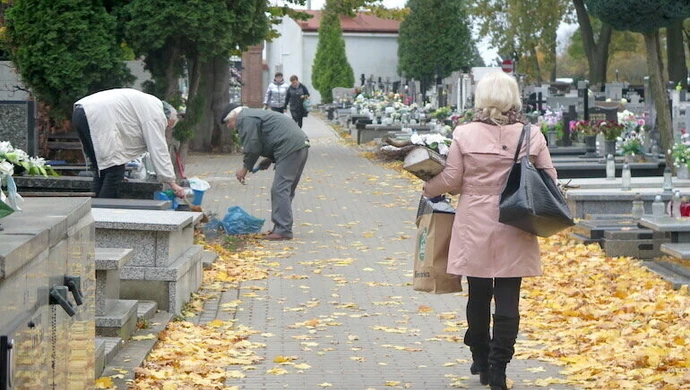 Piotrkowianie sprzątają groby przed 1 listopada