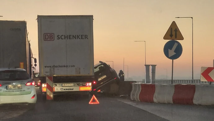 Ciężarówka zepchnęła osobówkę  [AKTUALIZACJA]