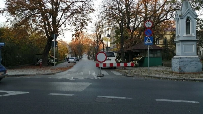 Ruch przy cmentarzach na Wszystkich Świętych