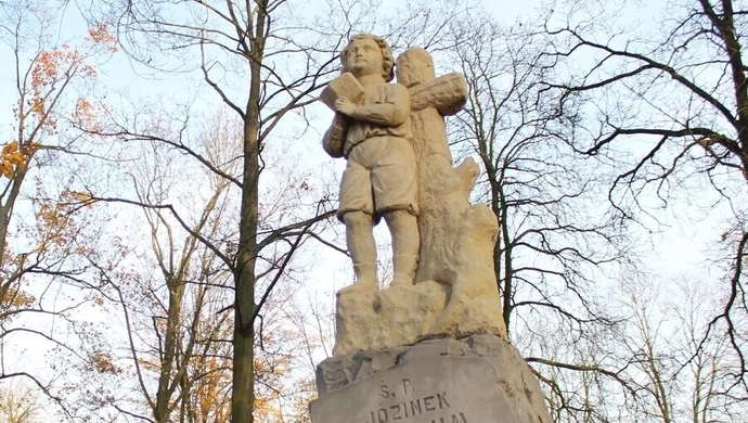 Historia skryta w kamieniu &#8211; piękne nagrobki &#8222;piotrkowskich Powązek&#8221; [GALERIA]