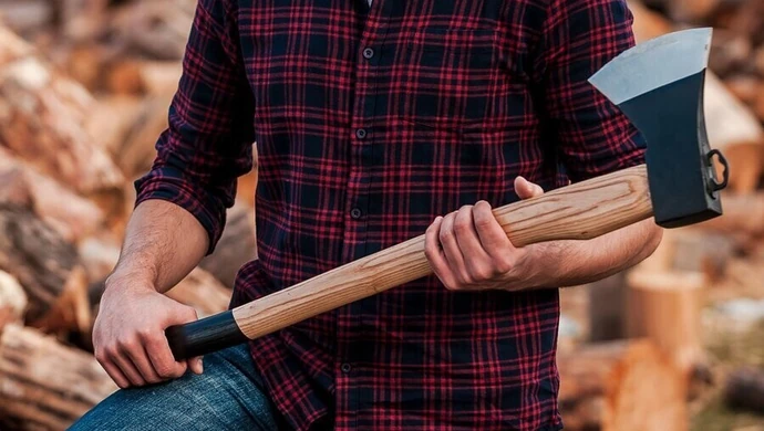 Zaatakował syna siekierą