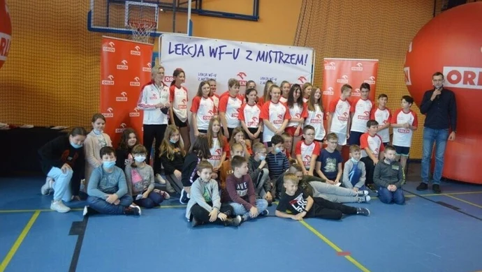 Dorota Świeniewicz na lekcji wf-u w Witowie-Kolonii