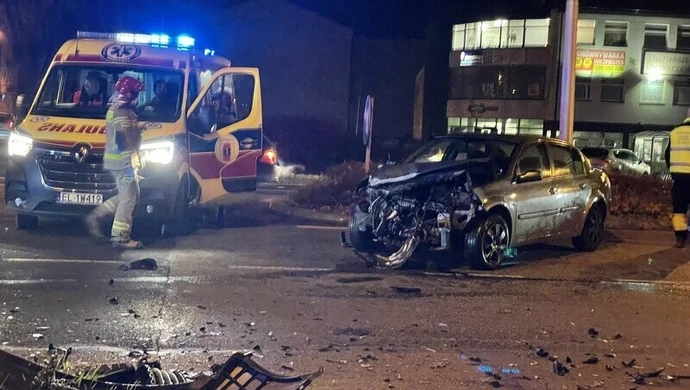 Ogromne utrudnienia w centrum miasta po zderzeniu dwóch aut (ZDJĘCIA)