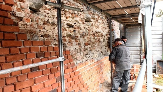 Co z murami obronnymi?