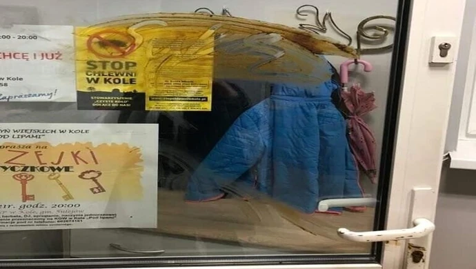 Kto wymazał drzwi kałem?