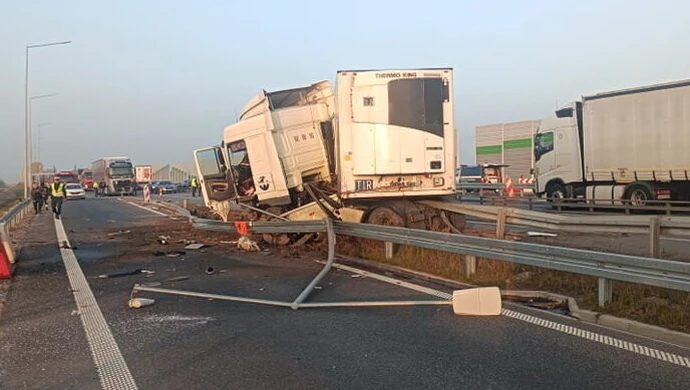 TiR uderzył w barierki [AKTUALIZACJA]