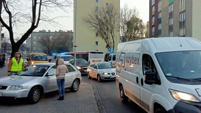 Osobówka wjechała w "emzetkę"