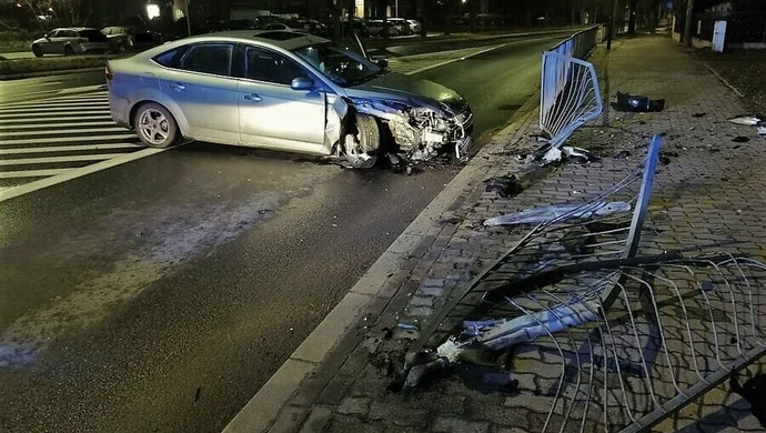Pijany zakończył jazdę na barierkach