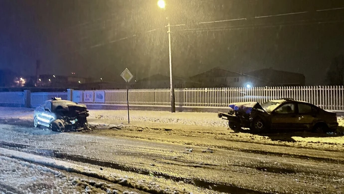 Czołowe zderzenie w Piotrkowie. Kierowca nie żyje [AKTUALIZACJA]