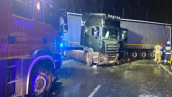 Scania uderzyła w bariery na S8