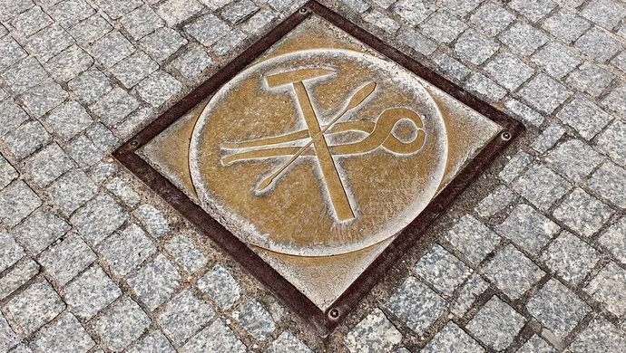 Odkrywamy znane i nieznane - Tablice cechów na ul. Farnej