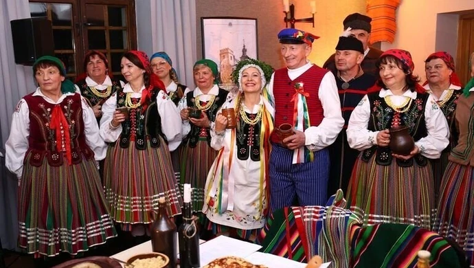 Niepodległa folklorem malowana