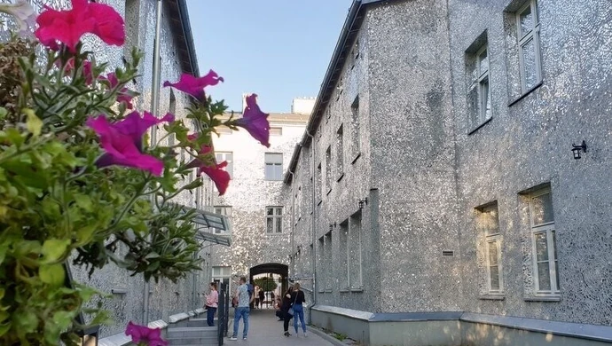 Wyjątkowe podwórko z milionami lusterek