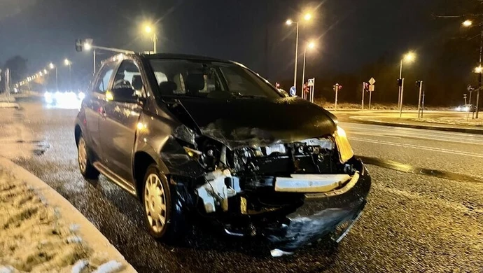 Zderzenie dwóch samochódów w Piotrkowie (ZDJĘCIA)