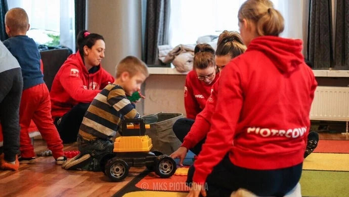 Szczypiorniści odwiedzili dzieci z Domu Dziecka