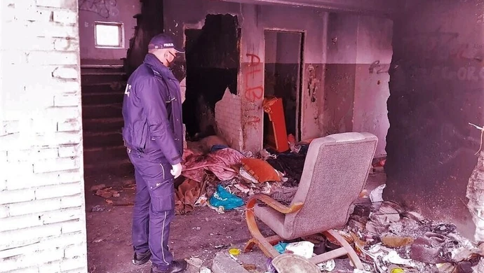 Policjanci ratują przed zamarznięciem