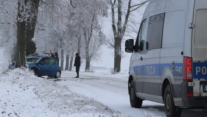 Po uderzeniu w drzewo trafił do szpitala