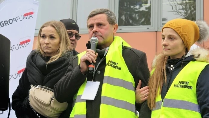"Jesteśmy razem". Protest rolników przed prokuraturą [FILMY I ZDJĘCIA]. Jest oświadczenie prokuratury.