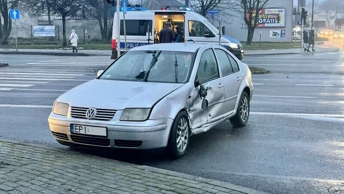 Wypadek w centrum Piotrkowa. Jedna osoba w szpitalu (ZDJĘCIA)