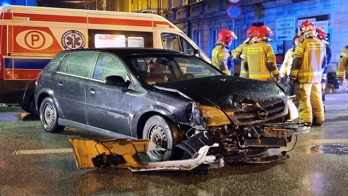 Zderzenie opla z mazdą w Piotrkowie