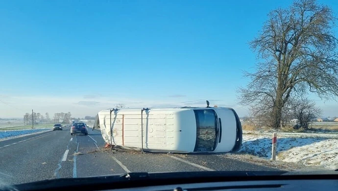 Przewrócony bus na DK 74