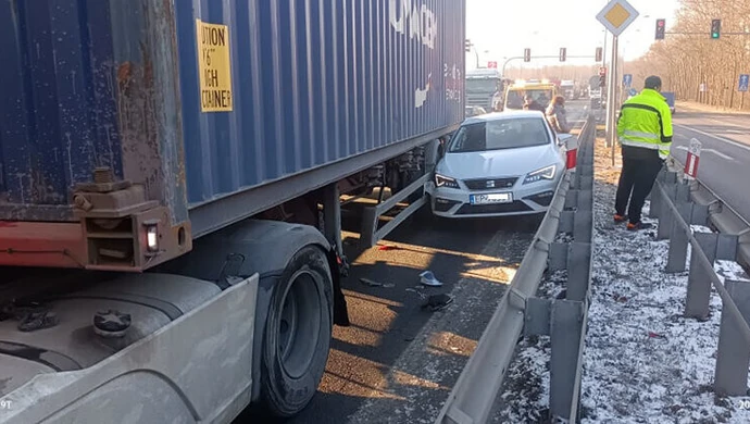 Tir zepchnął osobówkę na Sulejowskiej