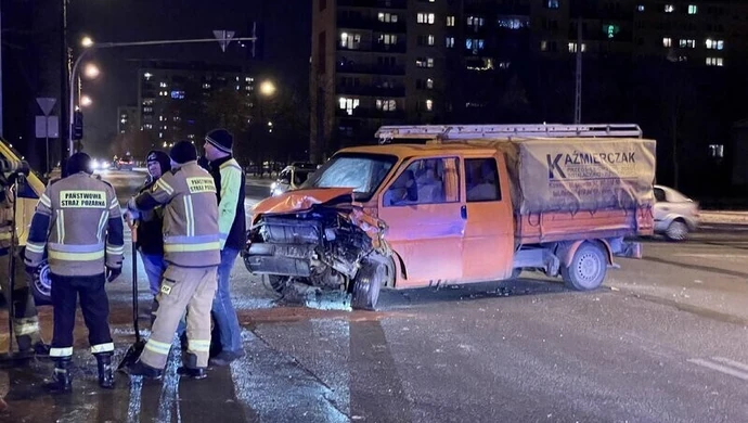 Dwa samochody zderzyły się na ruchliwym skrzyżowaniu (ZDJĘCIA)