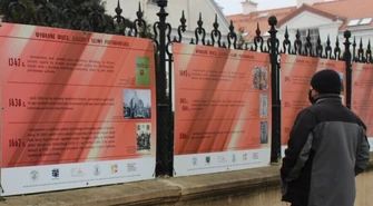 Plenerowa wystawa przy kościele farnym