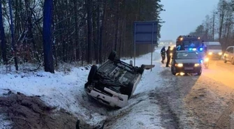 Dachowanie na DK74 i poślizg na drodze koło Włodzimierzowa