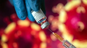 Do kraju dociera mniej szczepionek; nie wszystkie szpitale rozpoczęły podawanie drugiej dawki