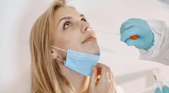 Pierwsze objawy COVID-19. Co daje test na koronawirusa?