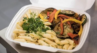 Badanie: co czwarty Polak zaczął w pandemii zamawiać online jedzenie