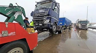 Zderzenie trzech TIR-ów na S8