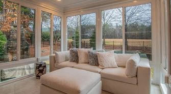 Dodatkowe przeszklenia doświetlające dom &#8211; aspekty prawne i techniczne