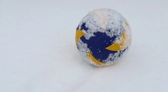 Zawody w siatkówkę na śniegu w Piotrkowie