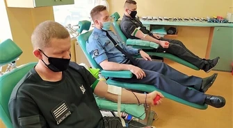 Strażnicy więzienni dzielą się bezcennym lekiem [GALERIA]